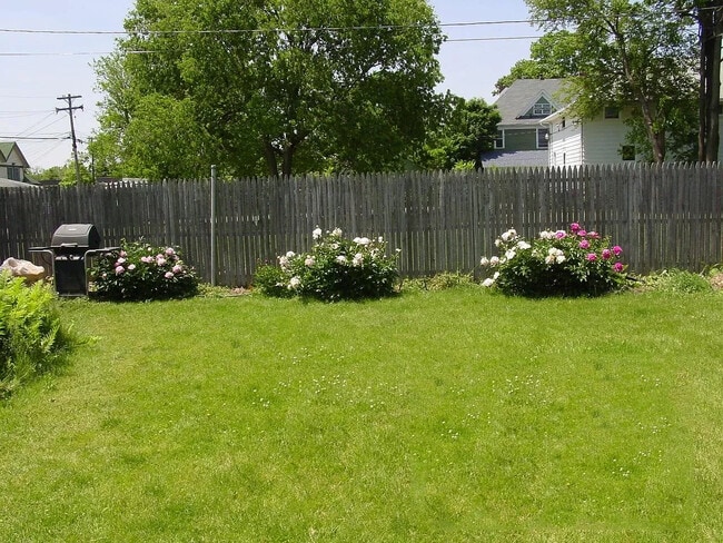 Las plantas con flores aumentan el atractivo - 20 N Locust St Unidad Apt 1