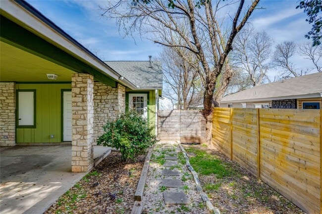 Photo - 900 King Albert St