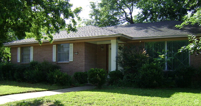 Building Photo - 8060 Woodhue Rd Rental