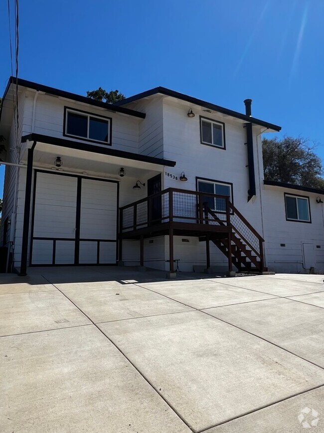 Building Photo - Recently Remodeled Plymouth Home