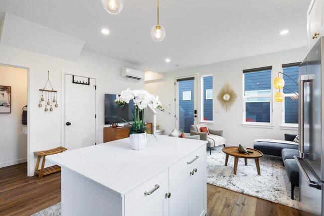 Photo - 4404 37th Ave SW Unidad SI ID1054655P