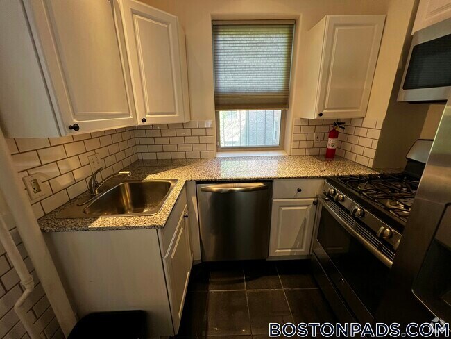 Building Photo - 31 Queensberry St Rental