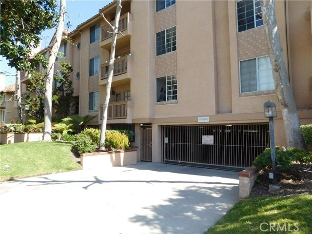 Building Photo - 1616 S Barrington Ave Unit 105