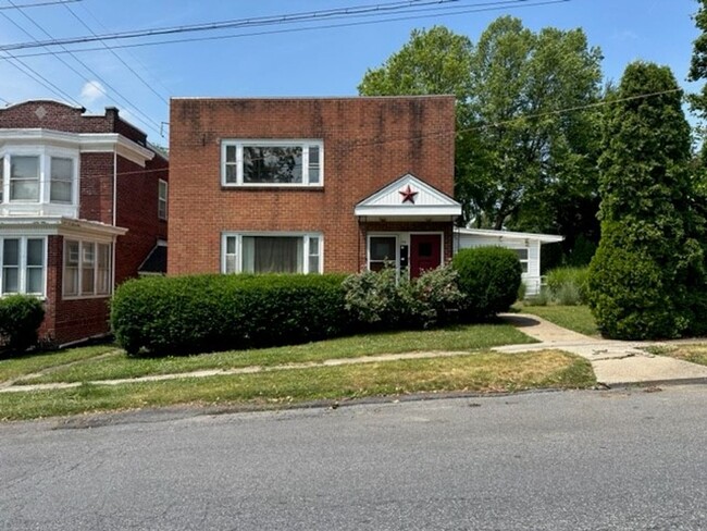 Welcome to this cozy 2nd floor 1-bedroom, ... - Welcome to this cozy 2nd floor 1-bedroom, ... Apartment Unit 2