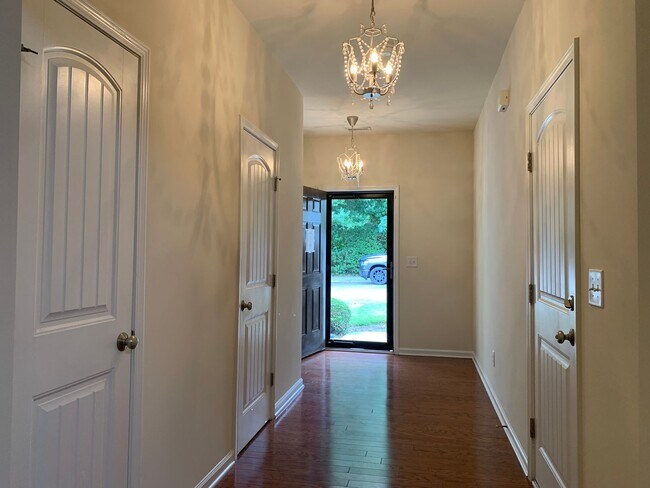 Photo - Beautiful 3 Bedroom Townhome in Raleigh ne...