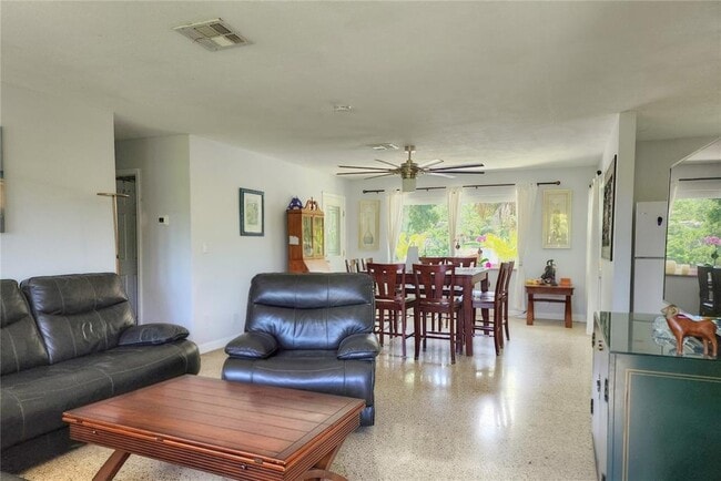 Photo - 11645 Oxford St