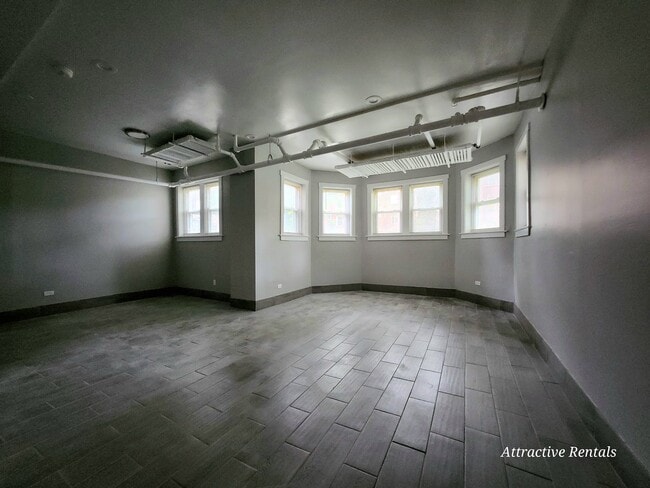 Building Photo - 658 E 81st St