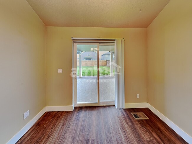 Photo - 458 Tulip Ave