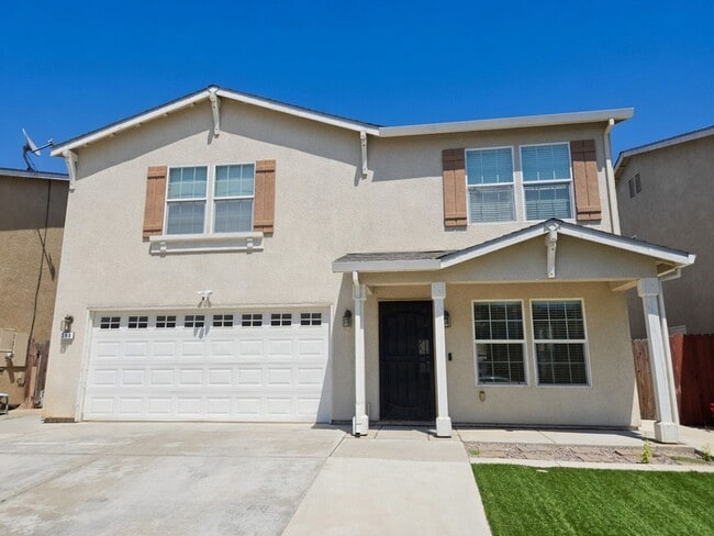 Building Photo - Spacious 4-Bedroom Home with Solar, Finished Garage, Large Pantry & Low-Maintenance Backyard in M...