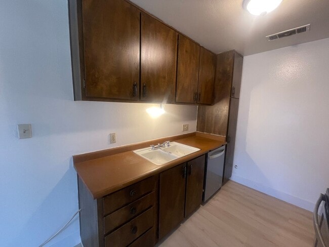 Photo - 1221 N Peach Ave