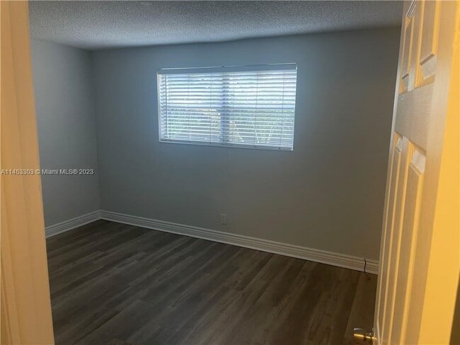 Building Photo - 850 E Commercial Blvd Rental