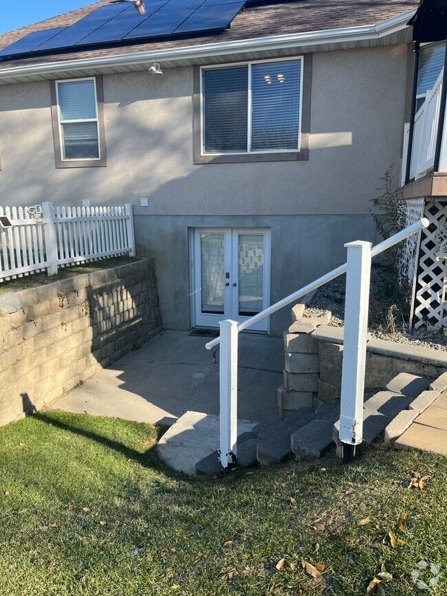 Building Photo - 2 bed 1 bath basement apartment