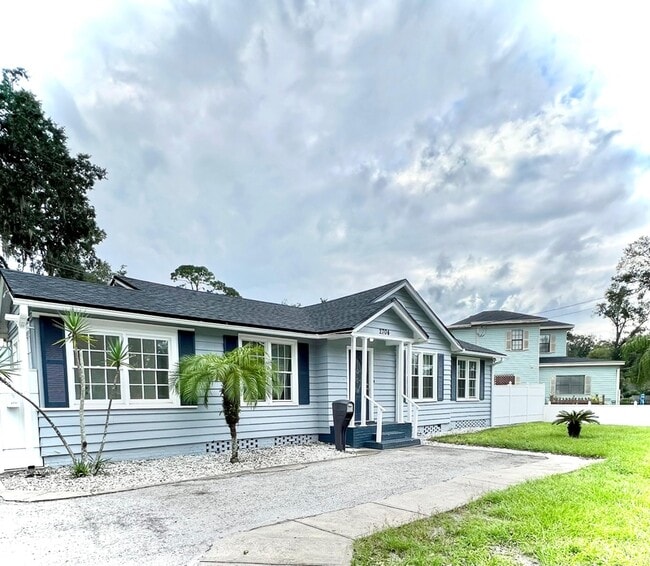 Building Photo - 2704 Spring Park Rd