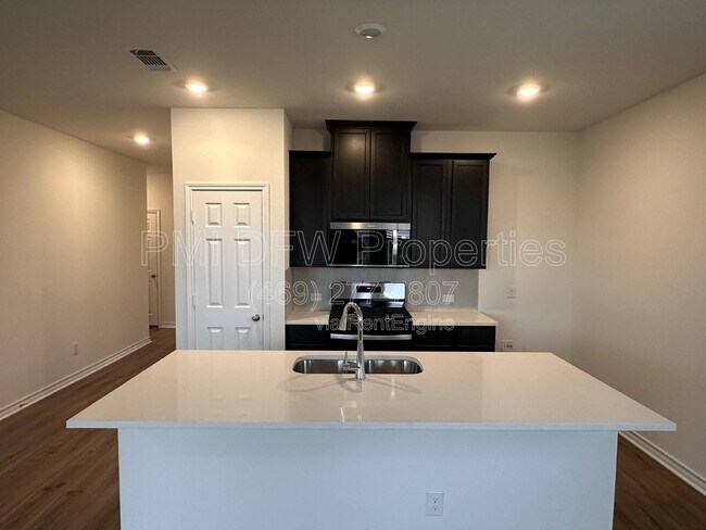 Photo - 663 Saxony Dr