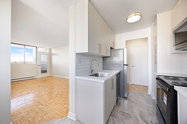 Photo - 435 Eglinton Ave E