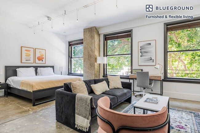 Building Photo - 810 S Spring St Rental