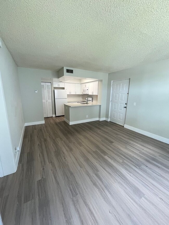 Photo - ONE BEDROOM ONE BATHROOM !! Waterfront Community Unit 24