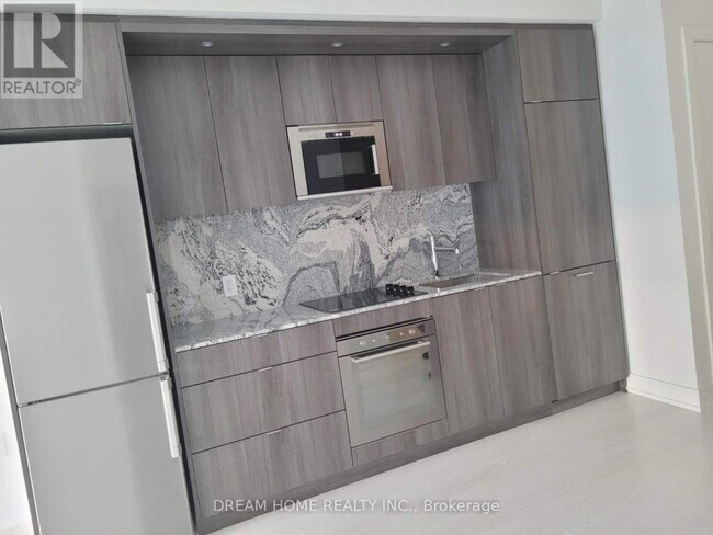 Photo - 30 Inn On The Pk Dr Unit 812