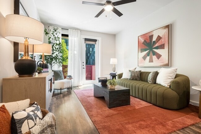 Sala de estar con acceso al balcón y muebles modernos. - Lamar Union