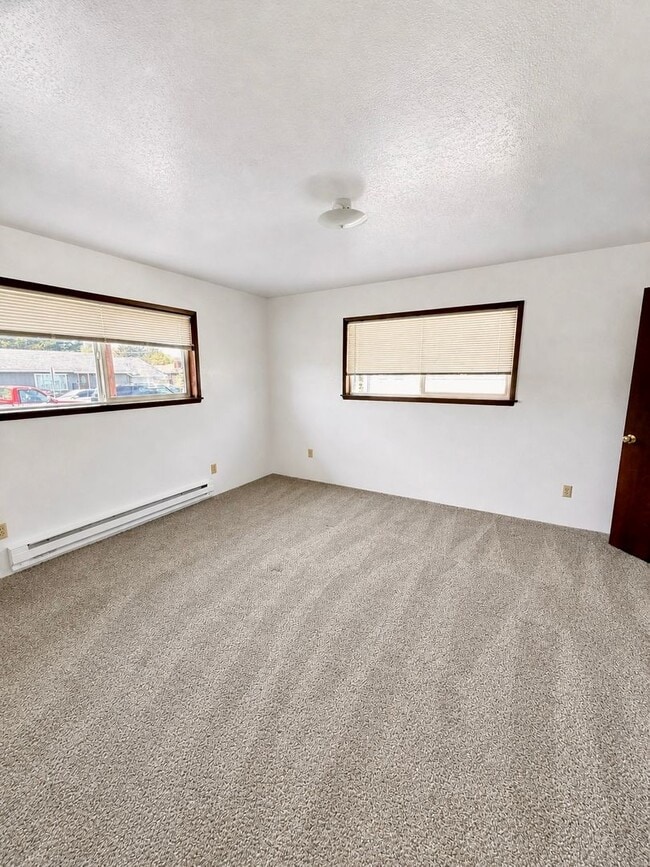 Photo - Large 3 Bed 1.5 Bath with large Garage Located in Cosmopolis