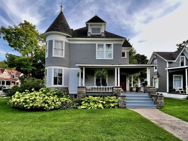 Victorian Gem in the Heart of Downtown – F... - Victorian Gem in the Heart of Downtown – F... House