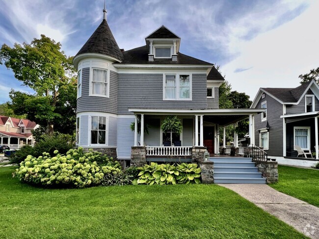 Building Photo - Victorian Gem in the Heart of Downtown – F... Rental
