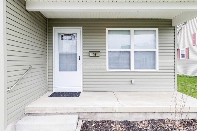 Photo - 719 S Main St