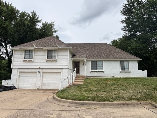 Building Photo - 5 BR/2.5BA | Sprawling Single Family Home | 2-Car Garage | Huge backyard!