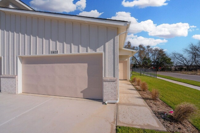 Building Photo - 1902 Cody Ln