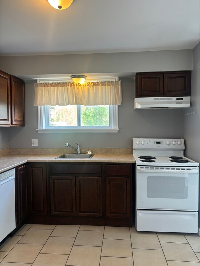 Photo - 152 Hampton Green