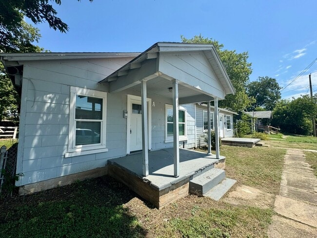 Building Photo - 1101 Hall Unit 1101 Hall Apt A