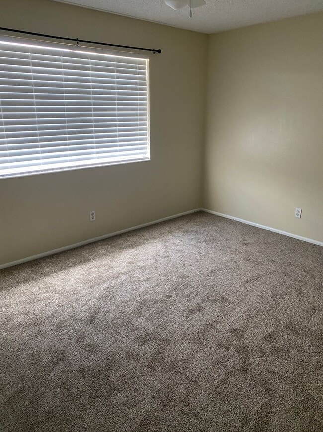 Building Photo - 2 Bedroom 1.5 Bathroom Townhome in Dixie Downs!