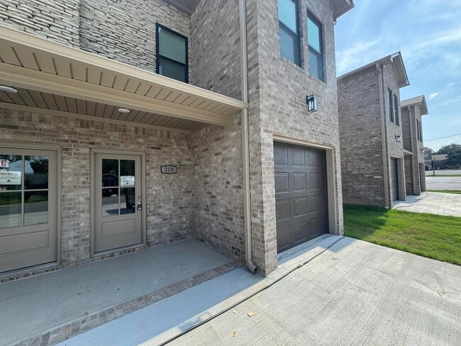 Photo - 219 N Elm St
