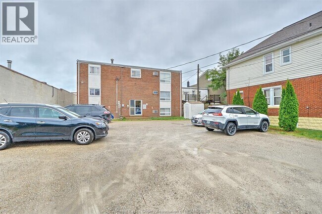 Photo - 821 Pillette Rd