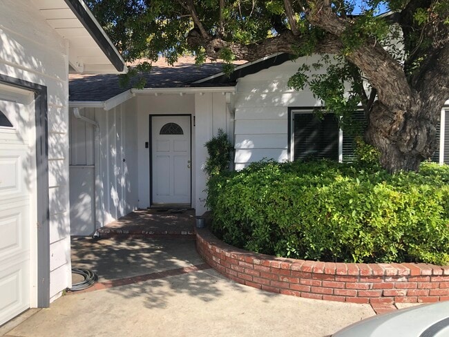 entrada - 5646 Maynard Ave