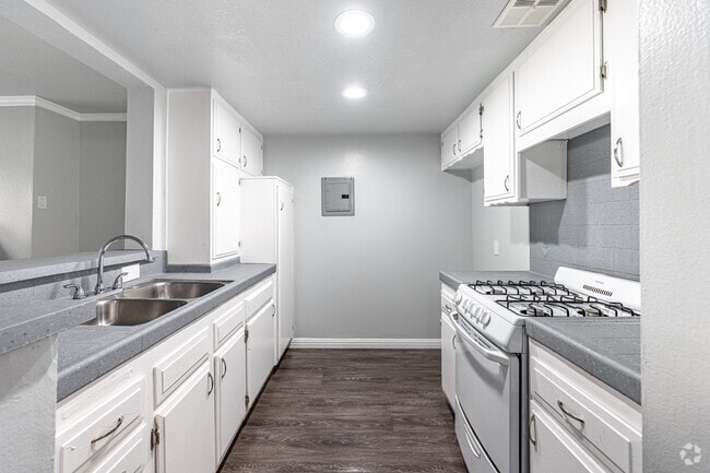 1BR, 1BA - 725SF - KITCHEN