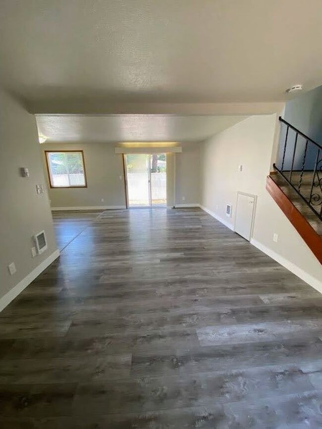 Photo - Large 2 bed, 1 bath Townhouse with Parking Unidad 3323