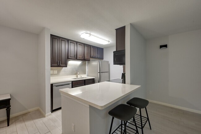 Photo - 1860 White Oak Dr Unidad 207