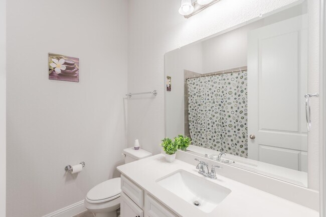 Restroom - 2817 Troutt Dr