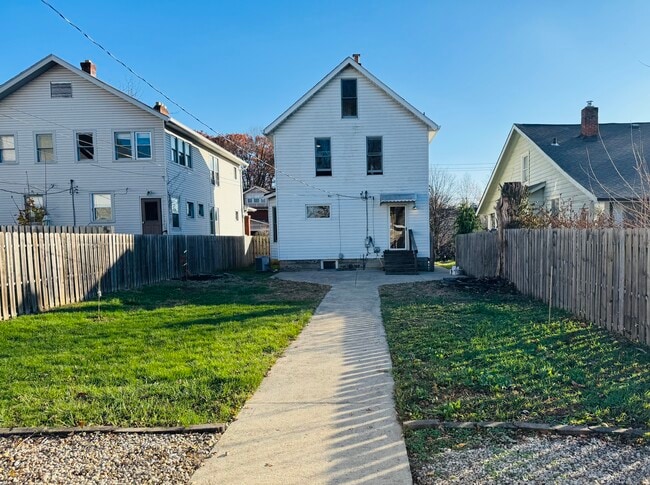 Huge fully fenced sunny yard with big patio - 82 Olentangy St