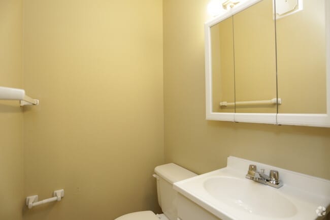 2BR, 1.5BA - 910 SF