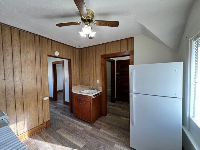 Photo - 725 Werle Ave Unit Upper