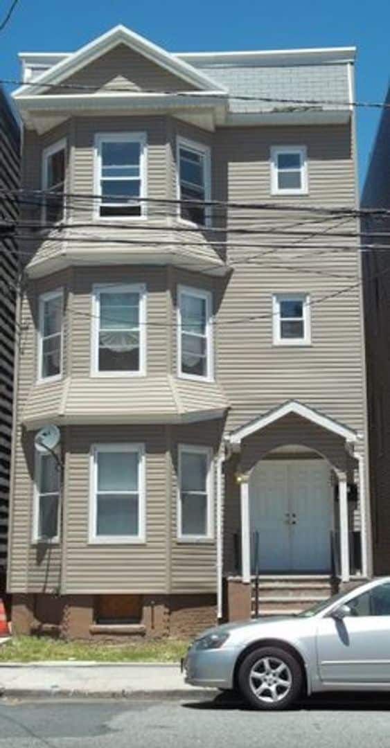 Building Photo - 483 Avon Ave Unit 3