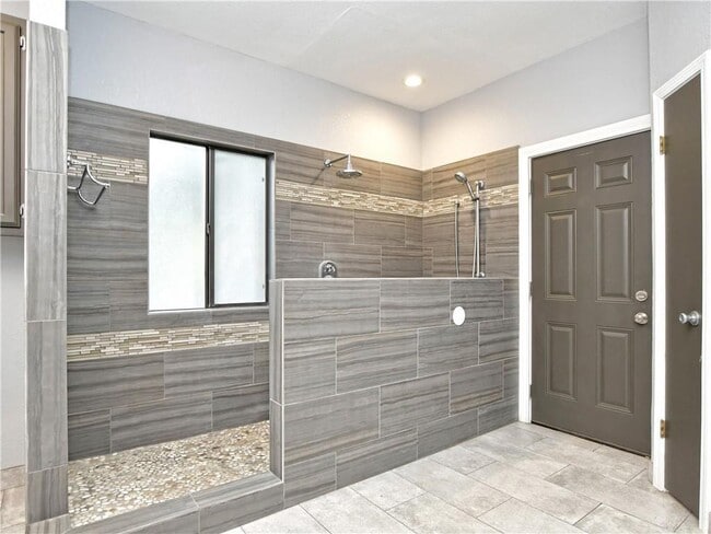 Building Photo - 606 Tyrone Dr
