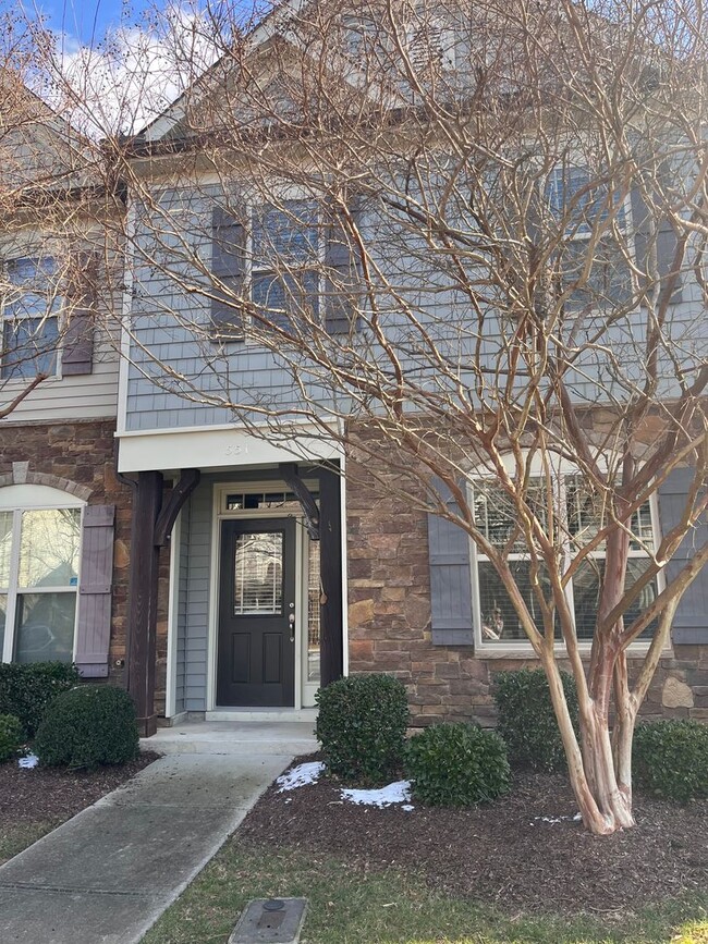 Lovely 3-bedroom, 2.5-bath Townhouse in Cary - Lovely 3-bedroom, 2.5-bath Townhouse  in Cary