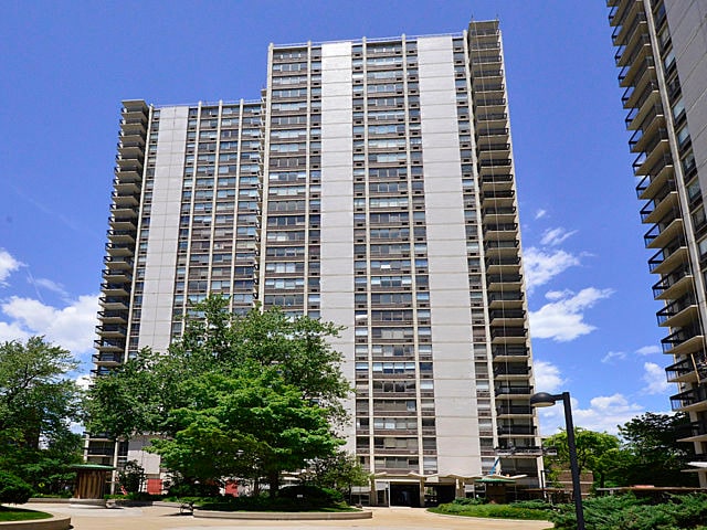 Building Photo - 1460 N Sandburg Terrace Unit 1503A