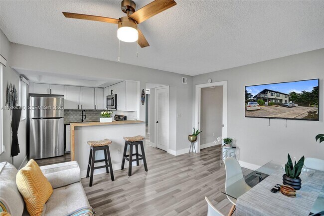 Photo - 335 SW 20th St Unit 10