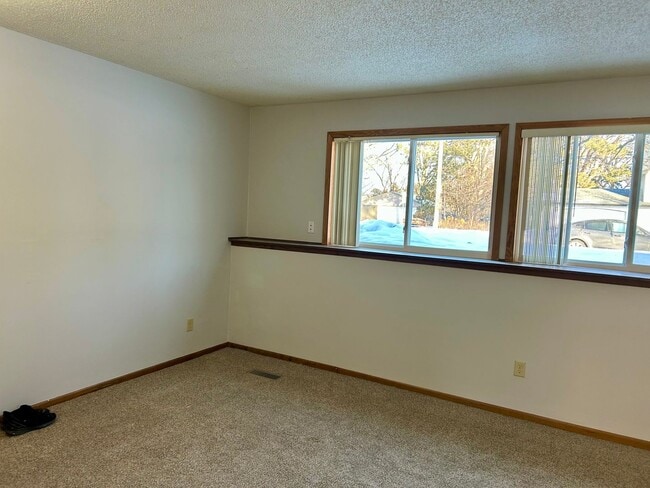 Photo - 3 Bed 1 Bath New carpet and paint!