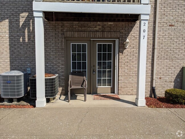 Building Photo - Two Bedroom Condo Unit Colonial Club Dr., 207