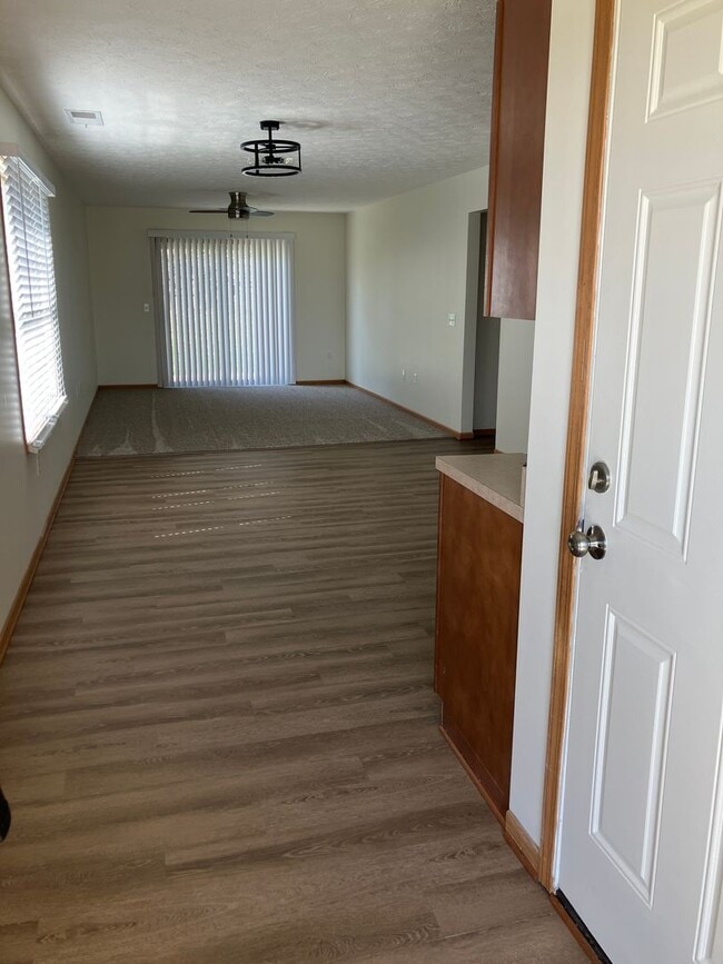Building Photo - One bedroom apartment with attached one-car garage! Unit 1046-D Laurel Tree Ct